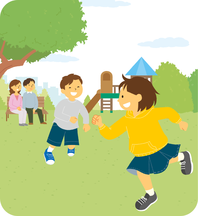 笑顔で遊ぶ子供たちと遠くで見つめる両親の様子　イメージ画